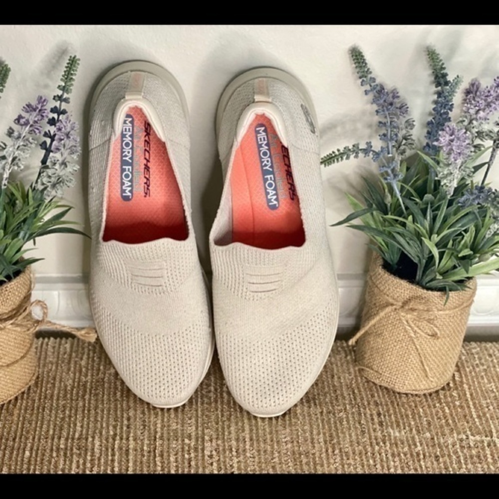 🌸Skechers Air Colled Memory Foam Shoes🧡🤍